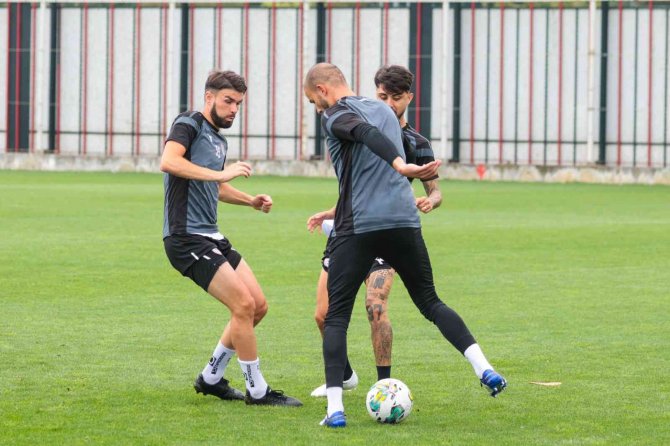 Samsunspor’da 15 Futbolcu Geldi, 14 Futbolcu Gitti
