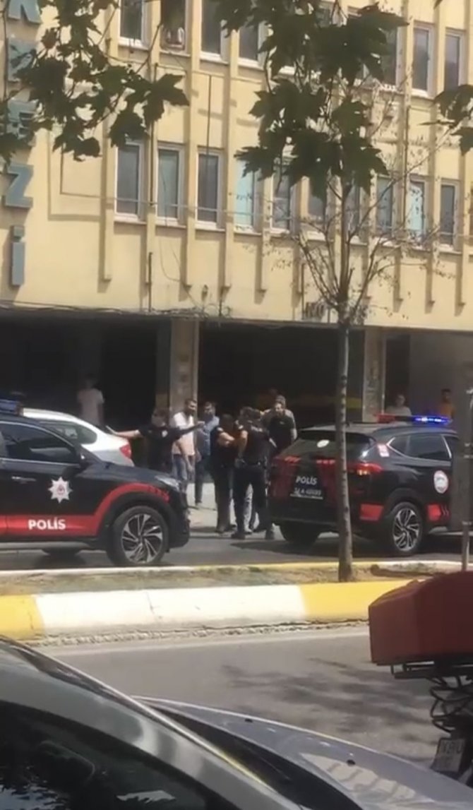 Sultanbeyli’de Kaza Sonrası Kavga: Tekme, Yumruk Ve Bıçaklar Havada Uçuştu