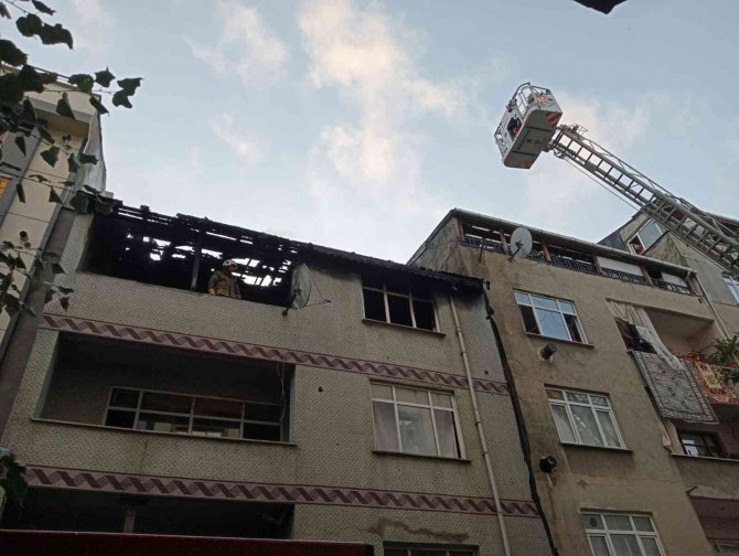 Sultangazi’de Korkutan Yangın: İ̇tfaiye Ekipleri Diğer Binalara Sirayeti Güçlükle Engelledi