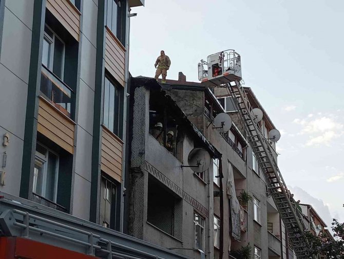 Sultangazi’de Korkutan Yangın: İ̇tfaiye Ekipleri Diğer Binalara Sirayeti Güçlükle Engelledi