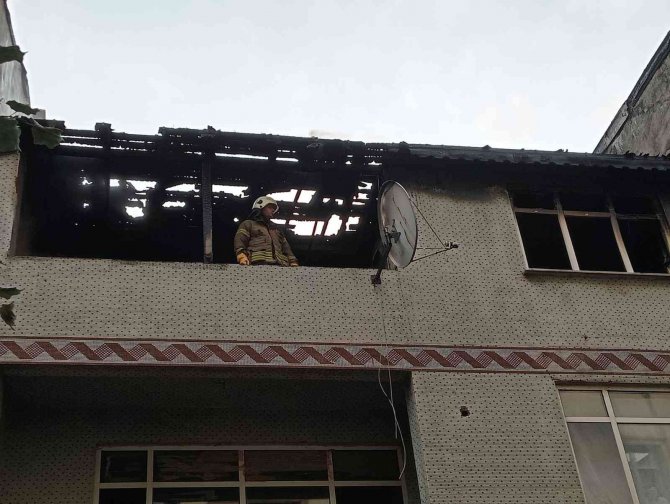 Sultangazi’de Korkutan Yangın: İ̇tfaiye Ekipleri Diğer Binalara Sirayeti Güçlükle Engelledi