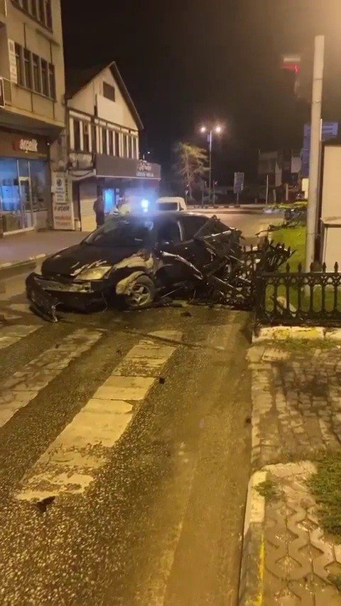Otomobilin Korkuluklara Çarptığı Anlar Güvenlik Kamerasına Yansıdı