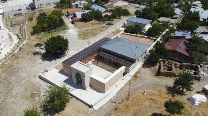 Elazığ’da 800 Yıllık Camiye Yoğun İlgi