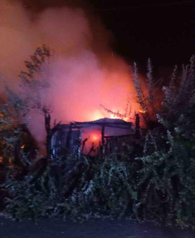 Van’da Odunluk Yangını
