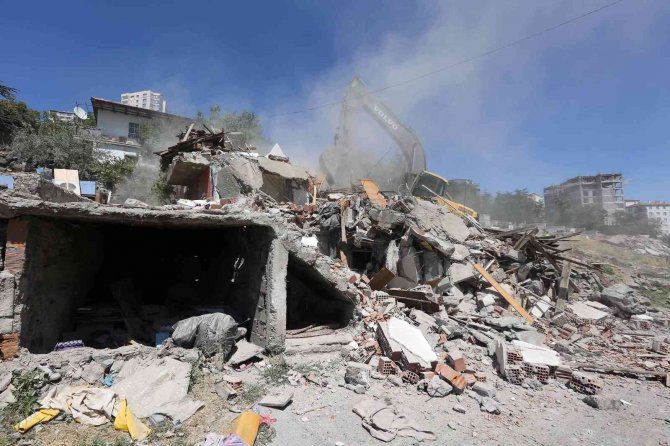 Yenimahalle’de Metruk Yapılar Yıkılıyor