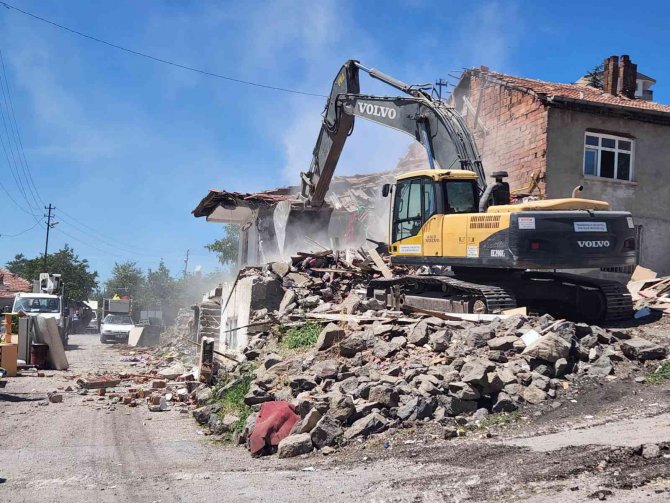Yenimahalle’de Metruk Yapılar Yıkılıyor