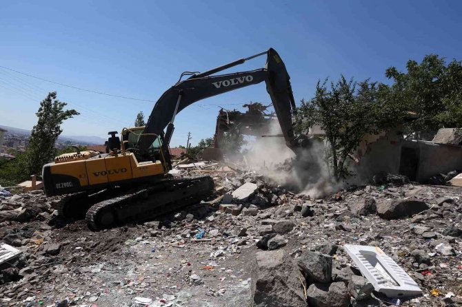 Yenimahalle’de Metruk Yapılar Yıkılıyor