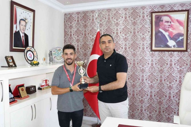 Kaymakam Çelik, Milli Bisikletçiyi Ağırladı