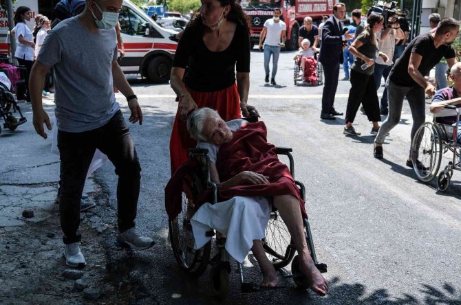 Balıklı Rum Hastanesi’nde Çıkan Yangında Yaşlı Hastalar Tahliye Edildi