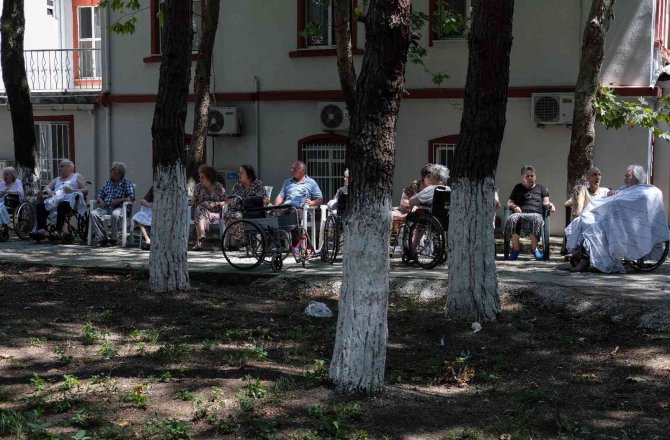 Balıklı Rum Hastanesi’nde Çıkan Yangında Yaşlı Hastalar Tahliye Edildi