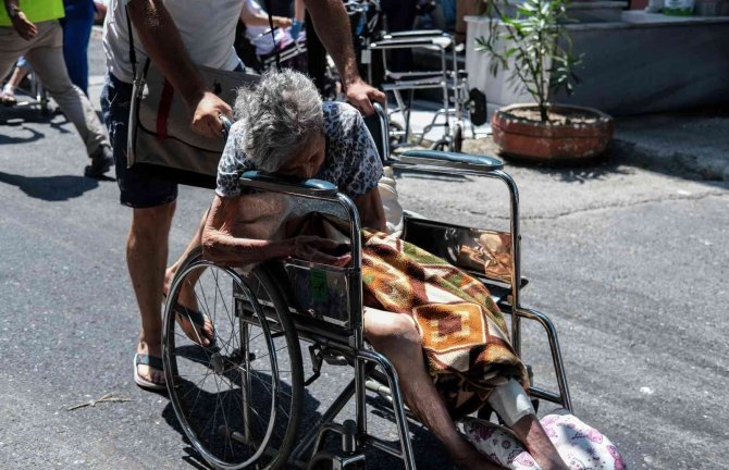 Balıklı Rum Hastanesi’nde Çıkan Yangında Yaşlı Hastalar Tahliye Edildi