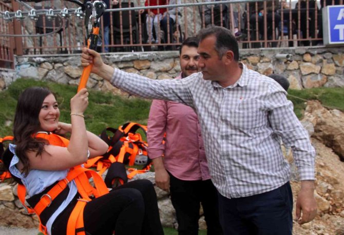 1897’li Yıllarda Kanyonlardan Geçmek İçin İcat Edilen Ve Günümüzde Eğlence Sektöründe Hızla Gelişen Zipline, Kemaliye’de İlgi Görüyor