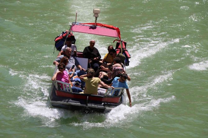 1897’li Yıllarda Kanyonlardan Geçmek İçin İcat Edilen Ve Günümüzde Eğlence Sektöründe Hızla Gelişen Zipline, Kemaliye’de İlgi Görüyor