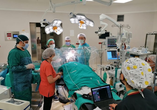 Hareket Bozuklukları ‘Beyin Pili’yle Tedavi Ediliyor