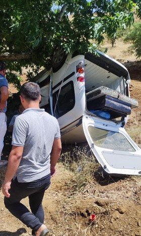 Hafif Ticari Araç Şarampole Yuvarlandı