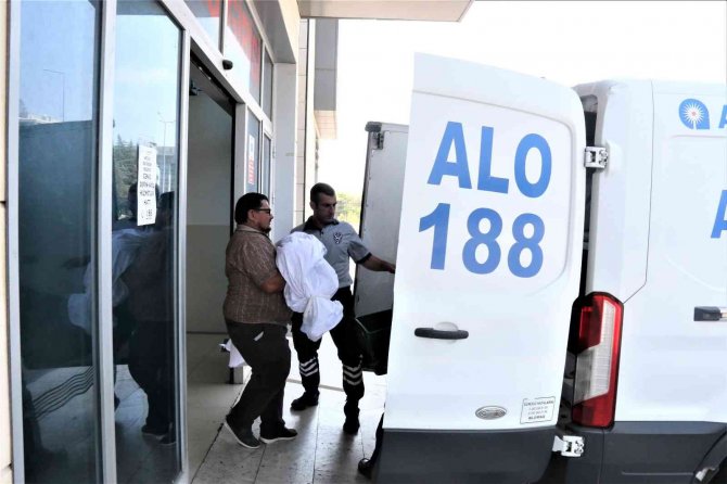 Bir Amcanın En Zor Anı, Balkondan Düşerek Hayatını Kaybeden Yeğenin Cenazesini Kollarında Taşıdı