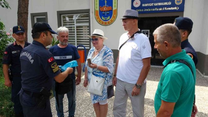 Eski Milli Voleybolcu Rus Çifte, Fırının Önünde Unuttukları Para Ve Evrak Dolu Çanta Teslim Edildi