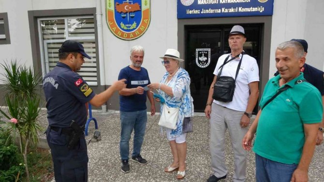Eski Milli Voleybolcu Rus Çifte, Fırının Önünde Unuttukları Para Ve Evrak Dolu Çanta Teslim Edildi