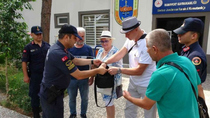 Eski Milli Voleybolcu Rus Çifte, Fırının Önünde Unuttukları Para Ve Evrak Dolu Çanta Teslim Edildi