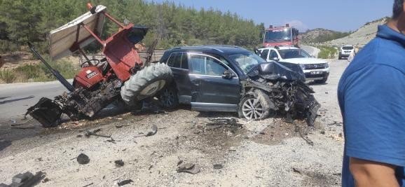 Manavgat’ta Otomobil Traktör Çarpıştı: 6 Yaralı