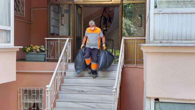 3 Kişilik Ailenin Yaşadığı Evden 4 Kamyon Çöp Çıktı