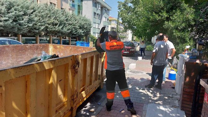 3 Kişilik Ailenin Yaşadığı Evden 4 Kamyon Çöp Çıktı