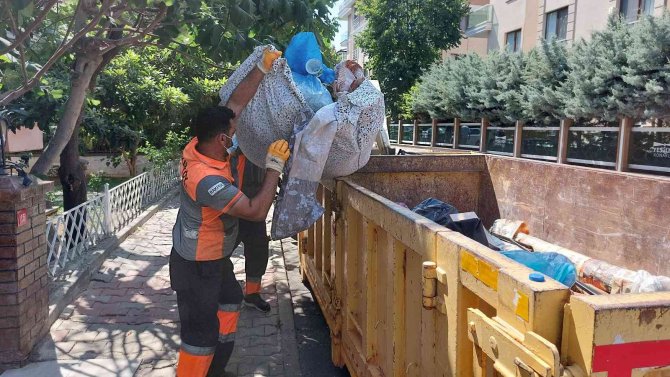 3 Kişilik Ailenin Yaşadığı Evden 4 Kamyon Çöp Çıktı