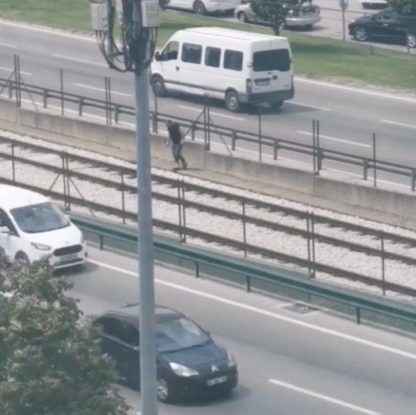 Yolun Karşısına Geçmek İçin Canını Hiçe Saydı