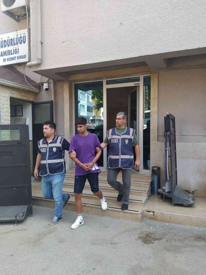 Yaşlı Kadını Dolandıran Sahte Polis Nefes Kesen Takiple Yakalandı