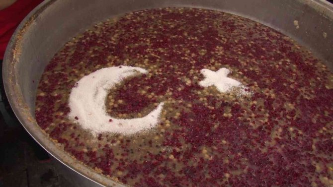 Çekmeköy’deki Cami Ve Cemevlerinde Vatandaşlara Aşure İkramı