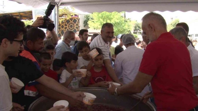 Çekmeköy’deki Cami Ve Cemevlerinde Vatandaşlara Aşure İkramı