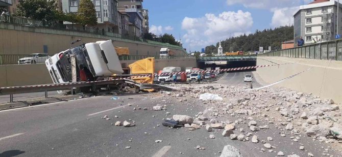 Çekmeköy’de Moloz Yüklü Hafriyat Kamyonunun Devrildi