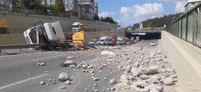 Çekmeköy’de Moloz Yüklü Hafriyat Kamyonunun Devrildi