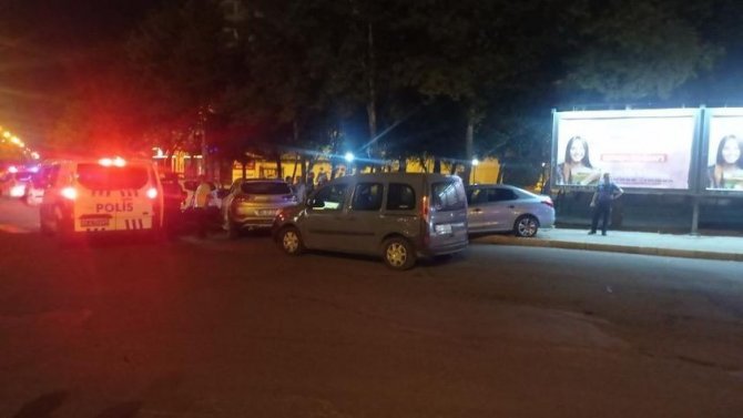 Arkadaşları Tarafından Alıkonuldu, İmdadına Ailesi Yetişti: 2 Yaralı