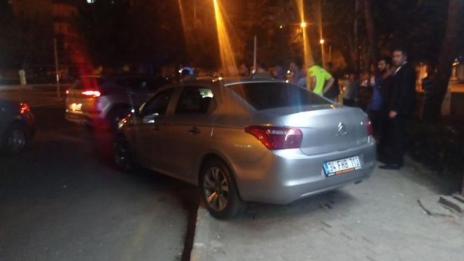 Arkadaşları Tarafından Alıkonuldu, İmdadına Ailesi Yetişti: 2 Yaralı