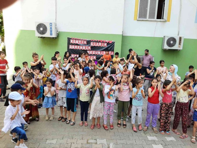 Minikler Mezuniyetlerini Oyun Havalarıyla Kutladı