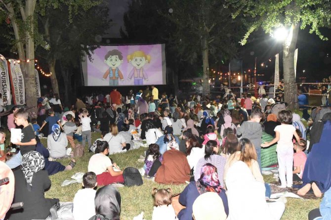 Dursunbey’de Açık Hava Sineması İlgi Gördü