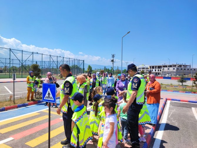 Miniklere Eğitim Yaz Tatilinde De Devam Ediyor