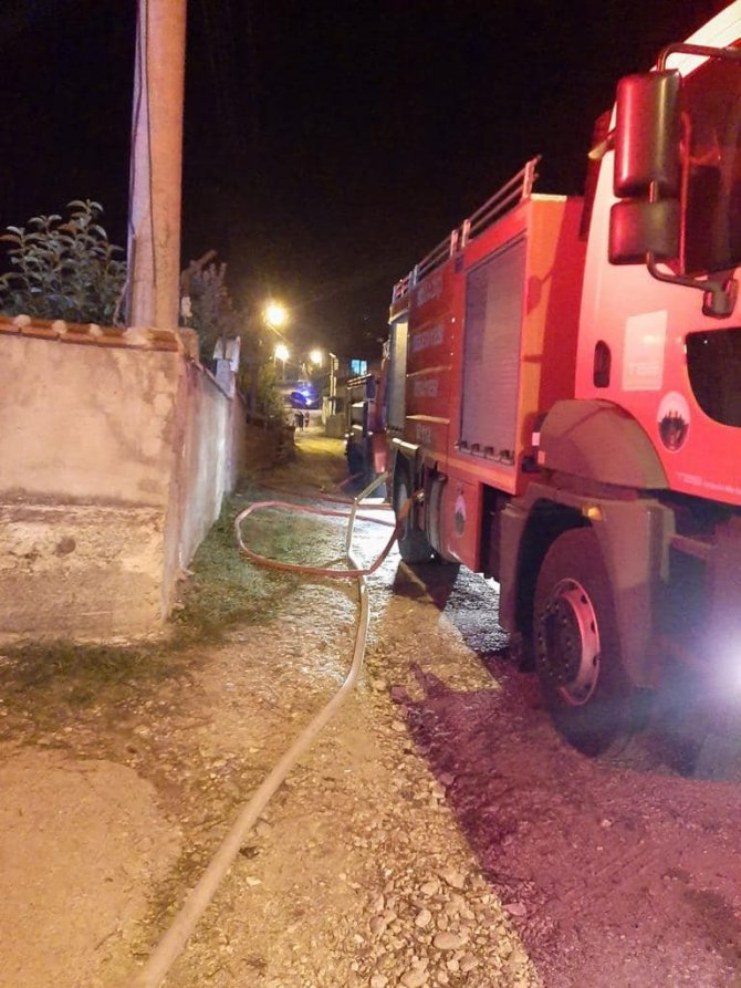 2 Katlı Ev Yangında Kullanılmaz Hale Geldi