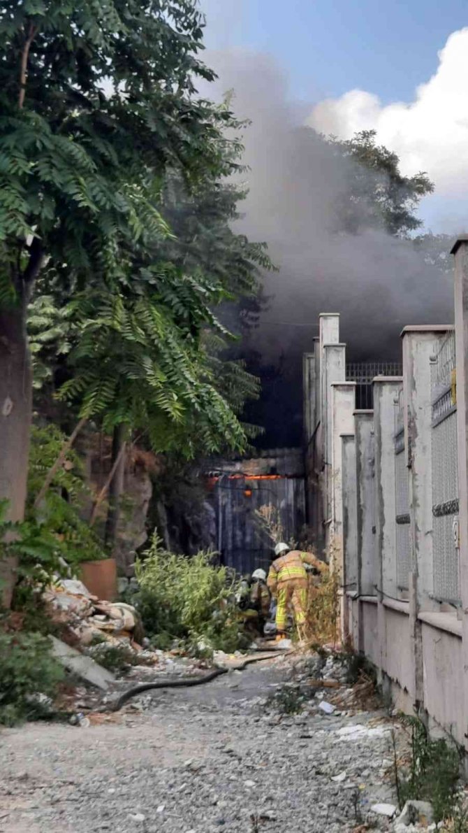 Fatih’te Trafo Alev Alev Yandı