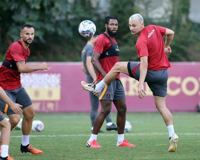 Galatasaray, Orta Ve Şut Çalıştı