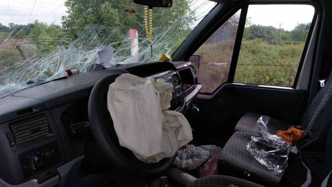 Fındık Toplamaya Giden Ailelerin Bulunduğu Minibüs Tırla Çarpıştı: 14 Yaralı