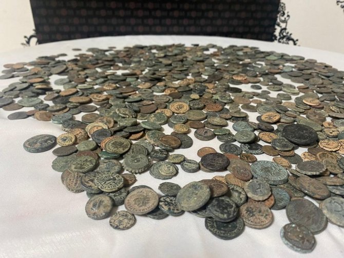 İ̇stanbul’dan Avrupa’ya Kargoyla Tarihi Eser Kaçakçılığı: Binin Üzerinde Sikke Ele Geçirildi