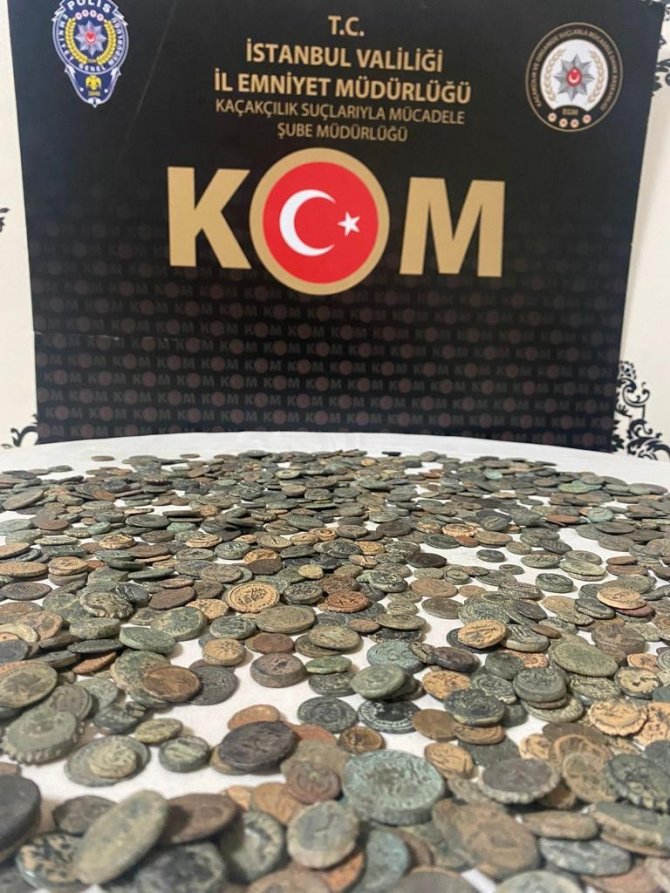 İ̇stanbul’dan Avrupa’ya Kargoyla Tarihi Eser Kaçakçılığı: Binin Üzerinde Sikke Ele Geçirildi
