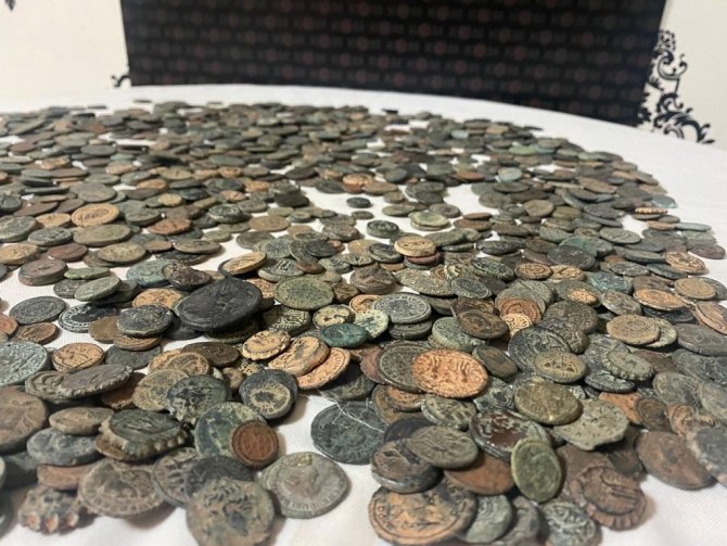 İ̇stanbul’dan Avrupa’ya Kargoyla Tarihi Eser Kaçakçılığı: Binin Üzerinde Sikke Ele Geçirildi