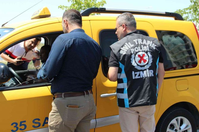 700 Liraya Çeşme’ye Götürecekti, Sivil Trafik Ekiplerine Kıskıvrak Yakalandı