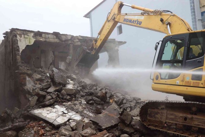 Tehlike Oluşturan Metruk Binalar Yıkılmaya Devam Ediyor