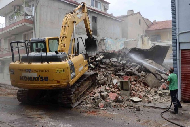 Tehlike Oluşturan Metruk Binalar Yıkılmaya Devam Ediyor