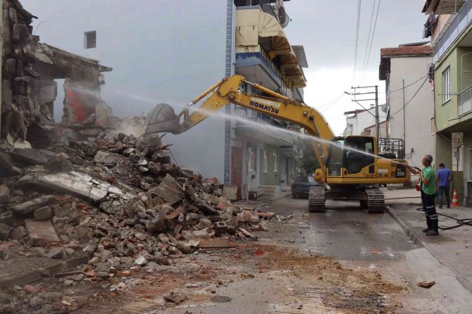 Tehlike Oluşturan Metruk Binalar Yıkılmaya Devam Ediyor
