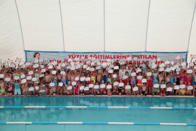 Yüzme Öğrenen Miniklere Sertifikaları Verildi